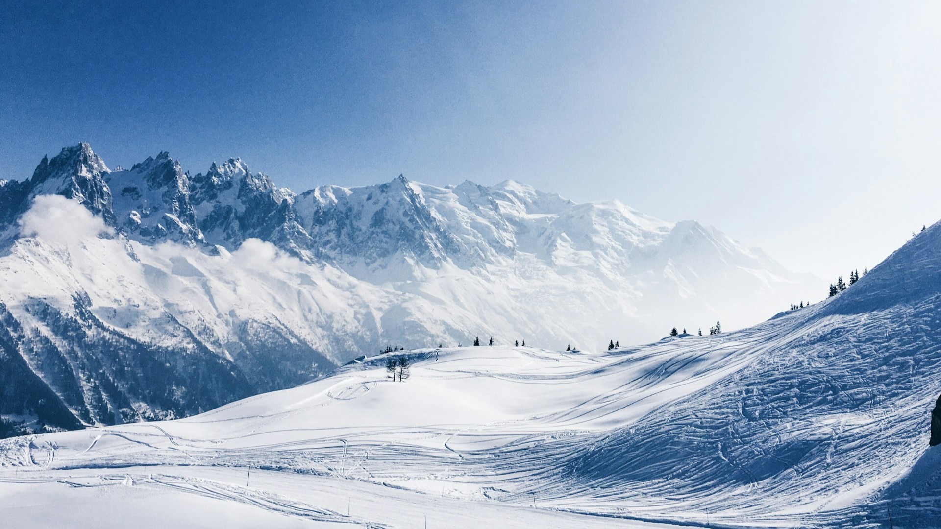 Beste skigebieden Frankrijk met panoramisch uitzicht op besneeuwde bergtoppen en uitgestrekte pistes bij Chamonix