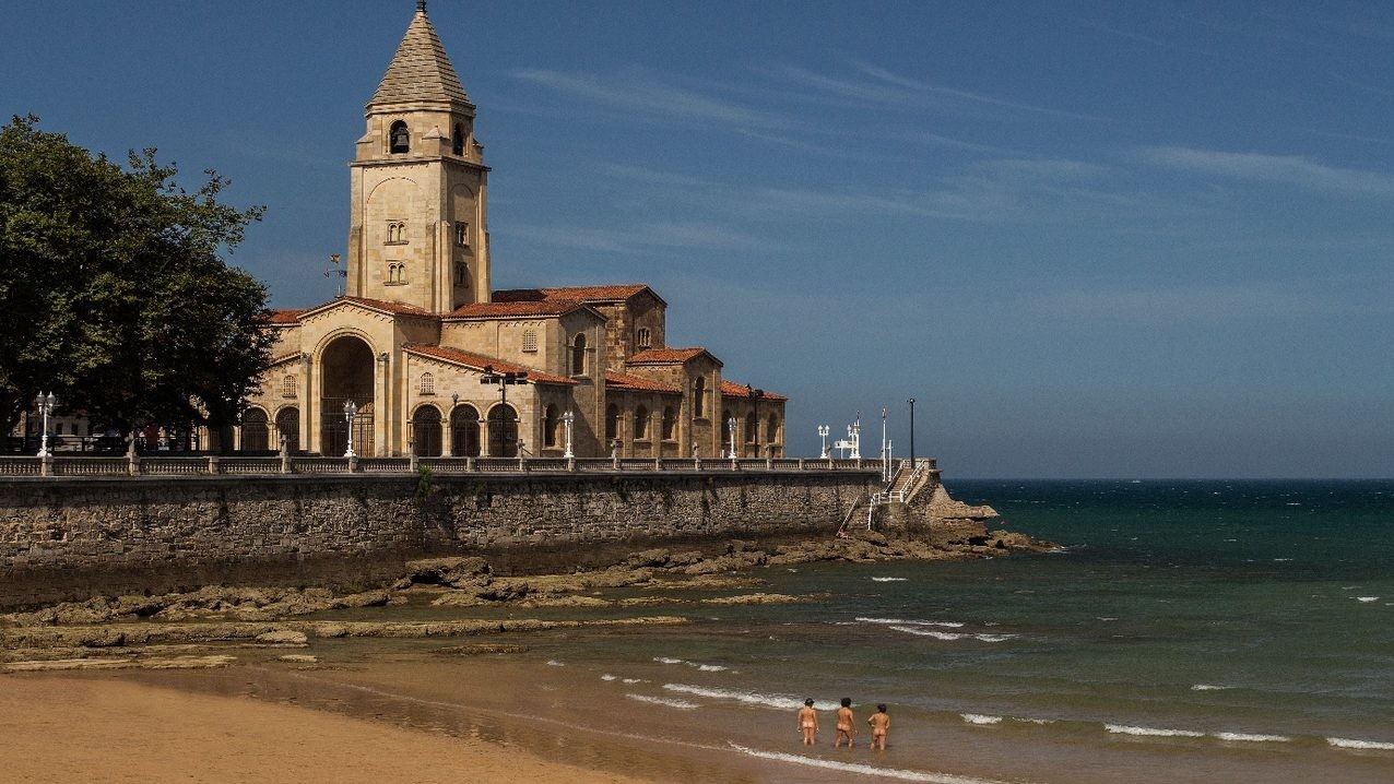Kerk aan het stadsstrand van San Lorenzo in Gijón, een rustige stop tijdens een roadtrip door Asturië.