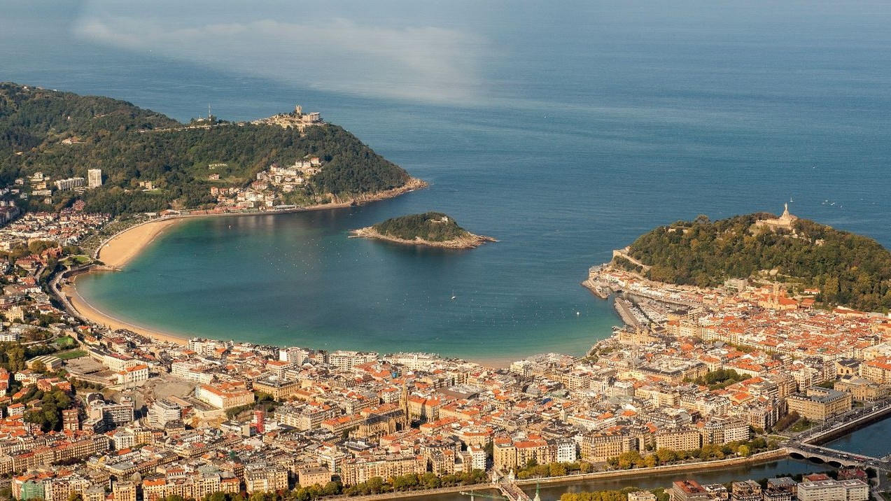Luchtfoto van de baai La Concha en de oude binnenstad van San Sebastián tijdens een roadtrip Spanje door Baskenland.